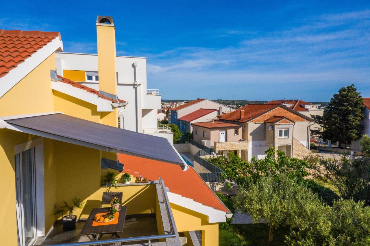 Apartments Yellow Новалья Экстерьер фото